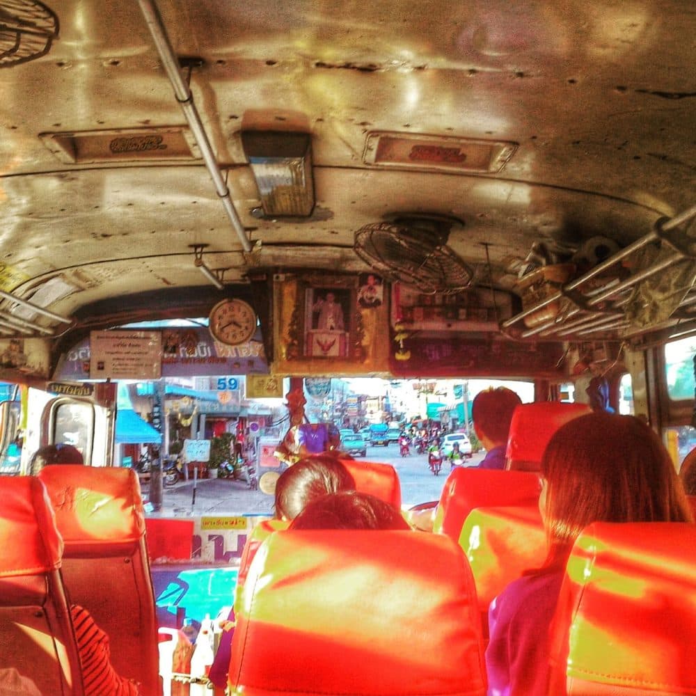 Reisegruppe unterwegs zum Bus